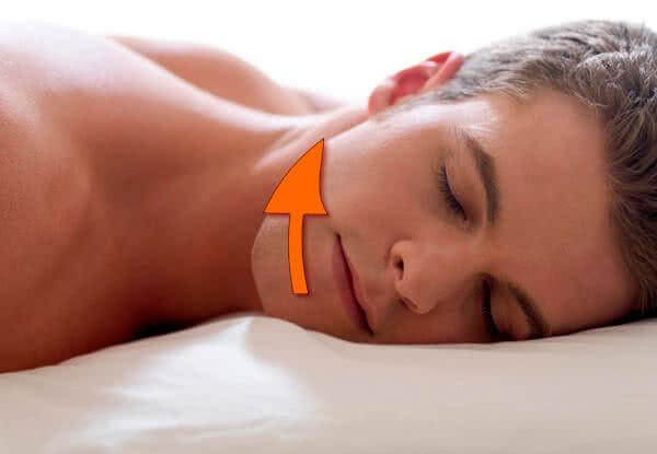 Dormir boca abajo daña tu piel