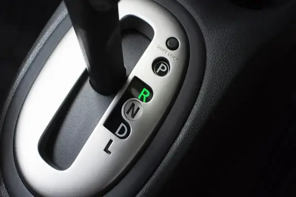 Para qué sirve la N de tu coche automático