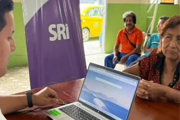 Alerta del SRI por mensajes falsos de WhatsApp