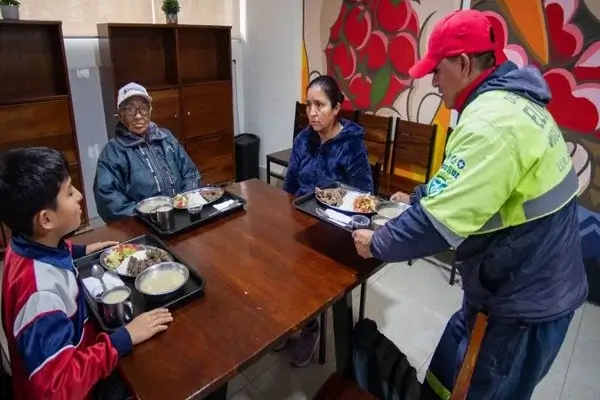 Comida caliente en Comedores Comunitarios del Municipio
