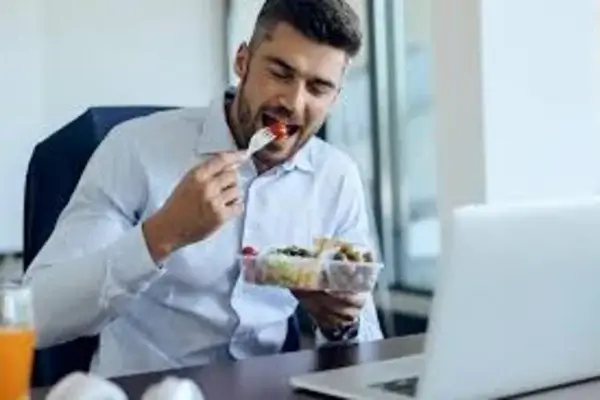 Por qué sentimos hambre a media mañana