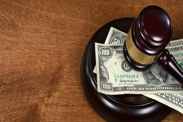 Retención judicial y bloqueo de cuenta en Ecuador