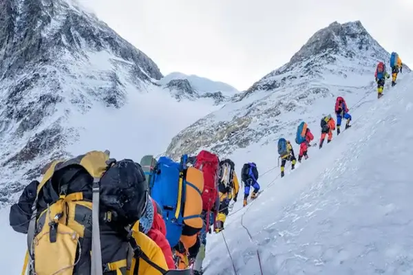 Subir el Everest en persona cuesta 50000 euros