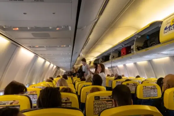 Un hombre obligó a un vuelo Ryanair a aterrizar de emergencia