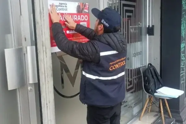 Clausuran concesionaria en Quito por estafa venta vehículos