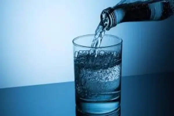 El agua con gas común aumenta la productividad