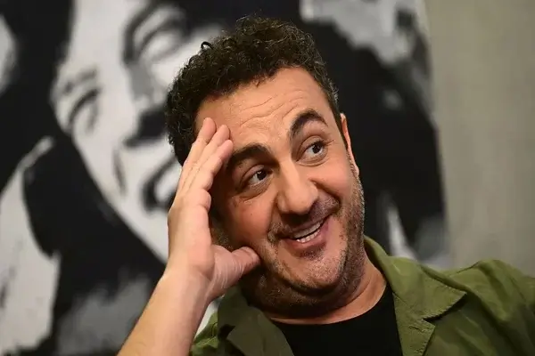 Diego Topa sorprende con cambio de imagen y reflexiona sobre la niñez