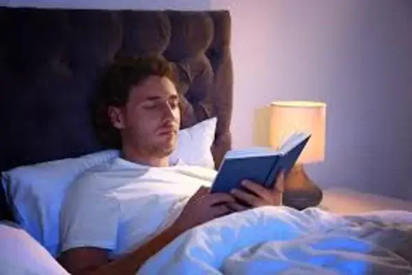 Leer antes de dormir reduce el estrés