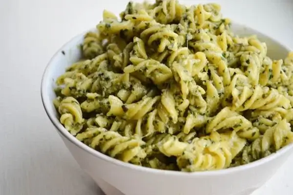Pasta con pesto de aguacate y albahaca