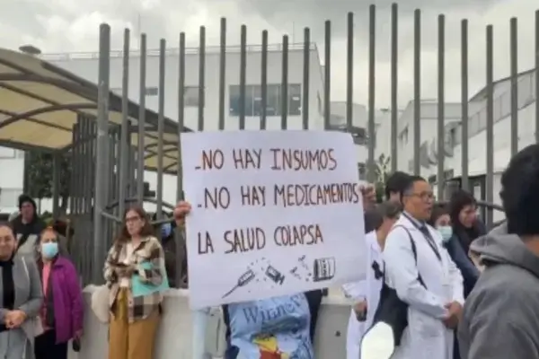 Plantón en exteriores del hospital Pablo Arturo Suárez