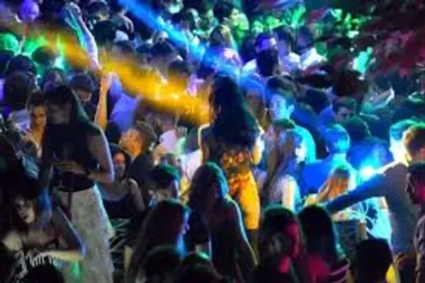 Prostitutas y gas de la risa con 50 futbolistas de la Serie A