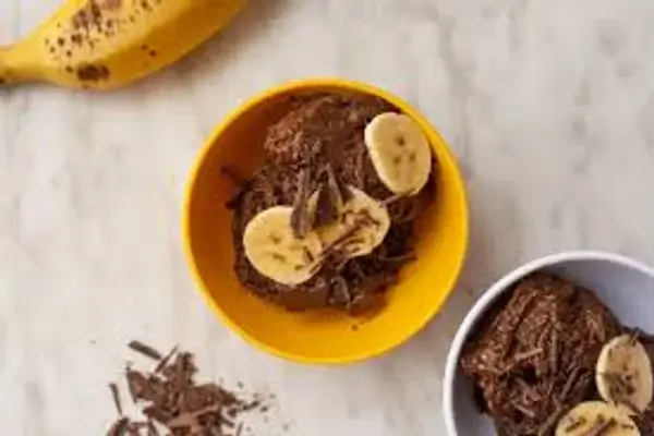 Helado cremoso de chocolate y plátano
