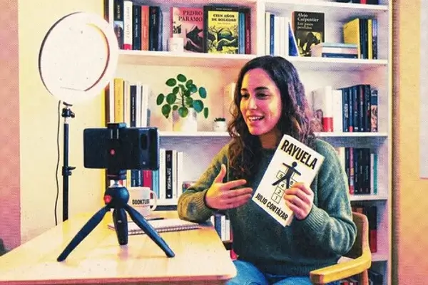 Influencers literarios ya no se leen libros sino resúmenes IA