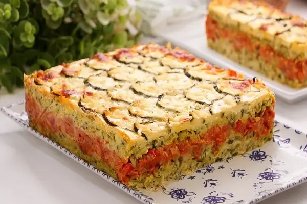Pastel de calabacín y atún gratinado