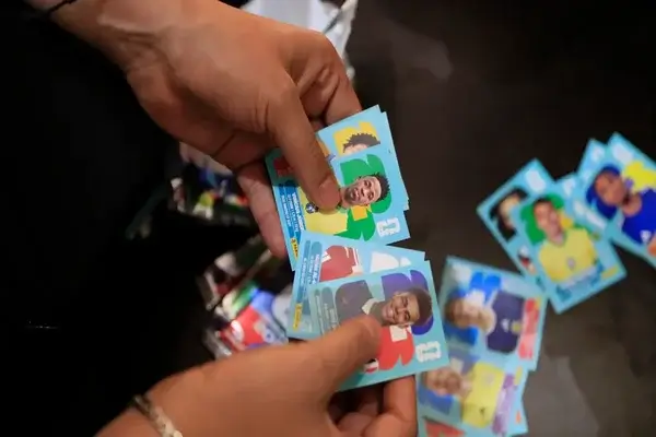 Red de falsificación Brasil halló cromos del álbum del Mundial