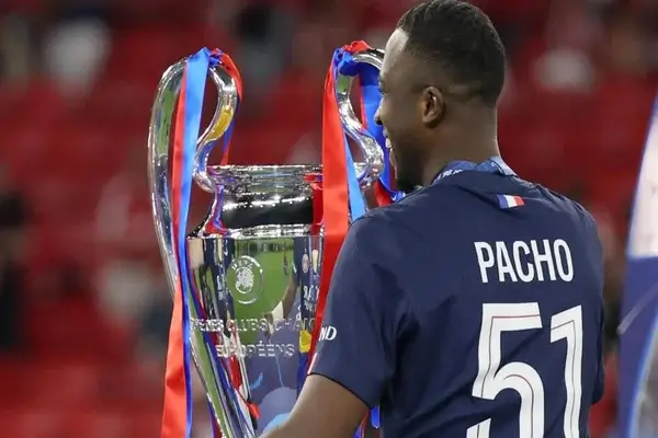 Willian Pacho el ecuatoriano con más títulos en Europa