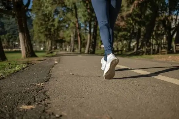 Dar 8 000 pasos diarios ayuda en a la salud cardiovascular