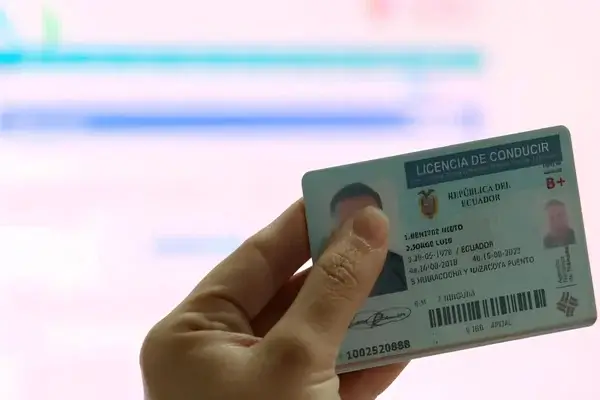 Multa por conducir con licencia caducada en Ecuador