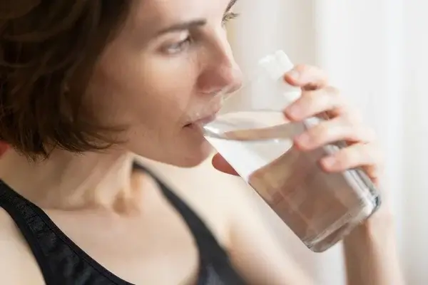beber agua en ayunas ayuda a adelgazar