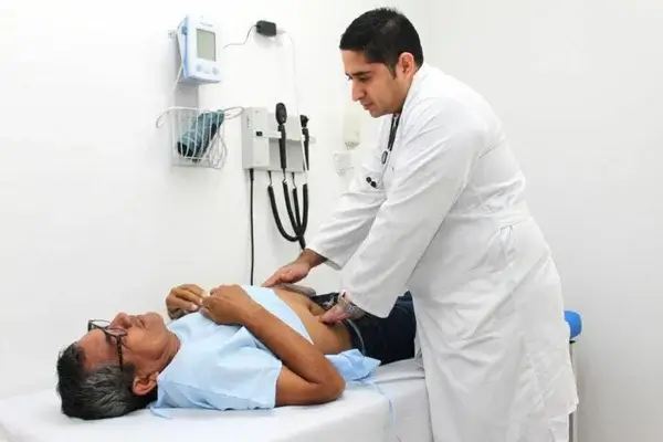 convocatoria de médicos para el IESS