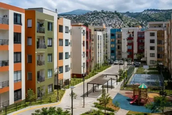 restricciones en condominios para copropietarios morosos