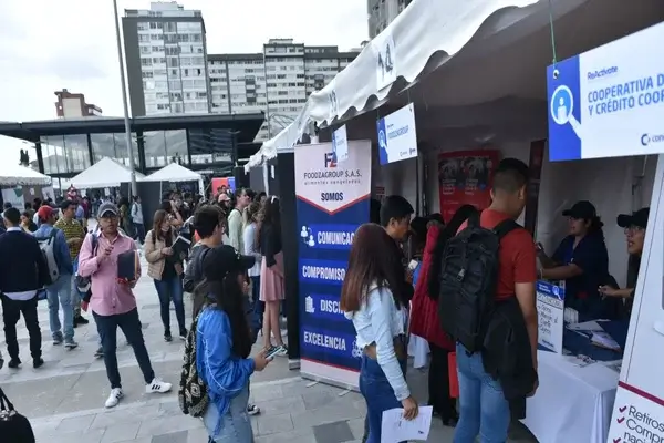 vacantes en una feria de empleo en Quito