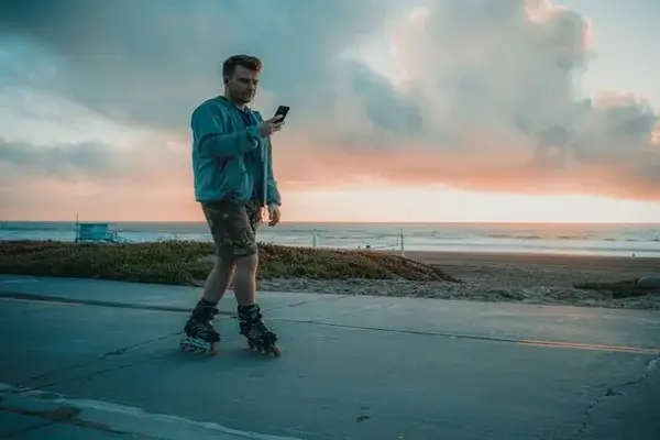Caminar mirando el móvil altera tu forma de andar y dispara el estrés