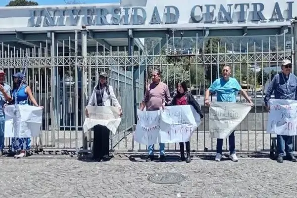 Docentes de la Universidad Central se encadenan en los ingresos al campus-1