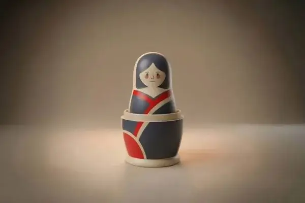 Figura de matrioshka utilizada como recurso visual en una campaña sobre sobrepeso y obesidad