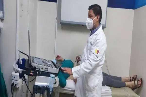 Médicos rechazan declaraciones del presidente Daniel Noboa