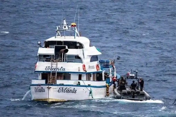 barcos de Ecuador antes de ser bombardeados