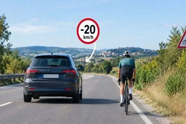 reducir la velocidad 20 km h para adelantar un ciclista