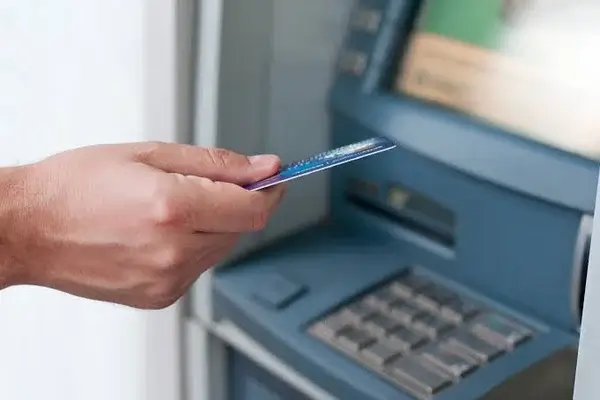 Cada vez más ecuatorianos retiran efectivo con sus tarjetas de crédito