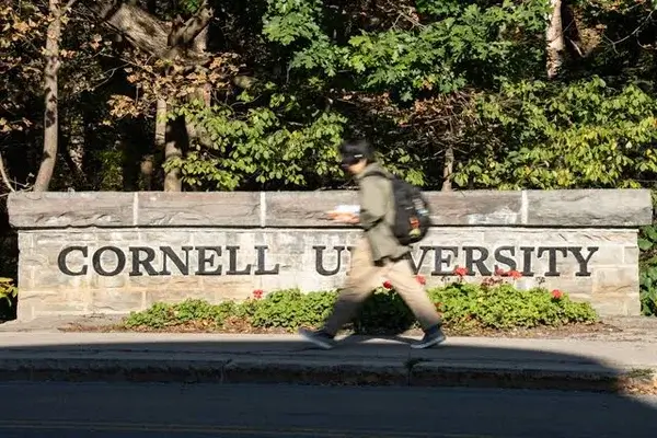 Cornell prohíbe fiestas de fraternidades por denuncia de violación