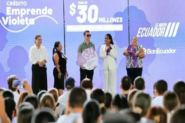 Daniel Noboa crea el programa Emprende Violeta Micro