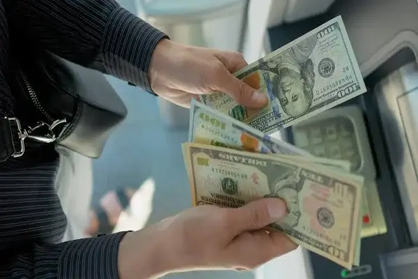 Límites y costos para retirar dinero en cajeros