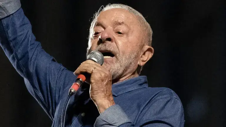 Lula promete regular las redes sociales en Brasil