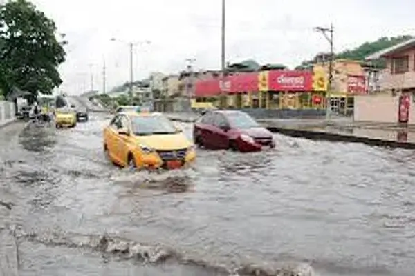 Qué hacer si su vehículo queda atrapado en una inundación